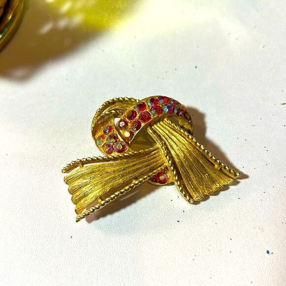 Vintage Red and Pink aurora borealis Rhinestone Brooch-Pin. WA210 - Picture 1 of 2